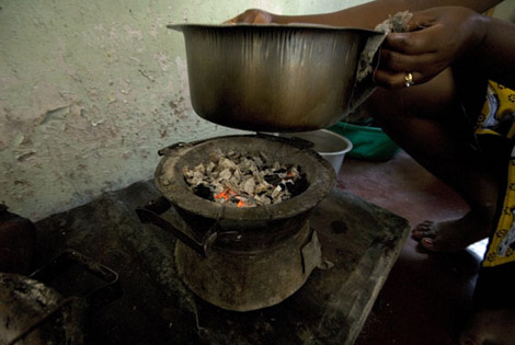 Viele Menschen in ganz Afrika haben keine anderen Herde als solche oft ineffizienten Holzkohle-Kocher (Foto: Jessie Boylan/IPS)